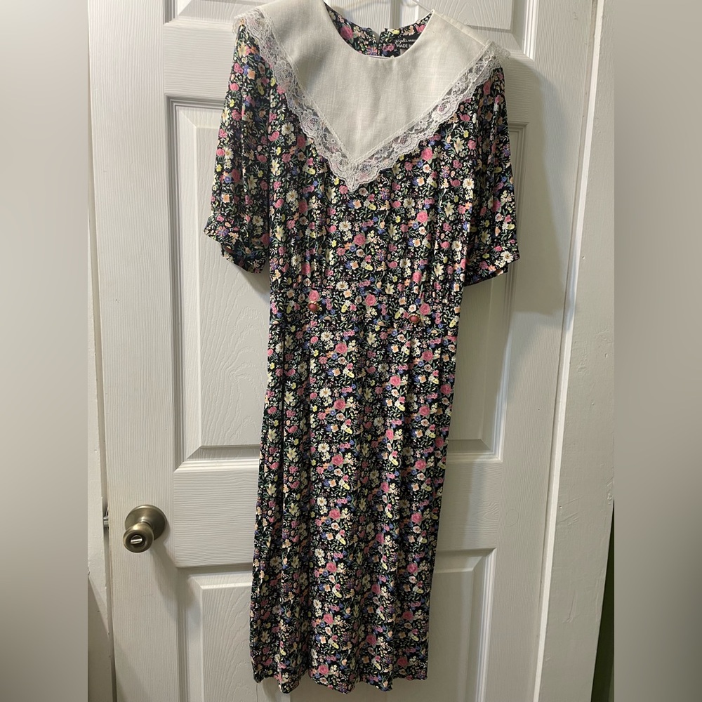 Vintage cottagecore midi dress.